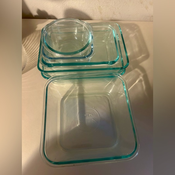 6 baking dishes (5 Pyrex) w/blue tint. - Picture 4 of 15